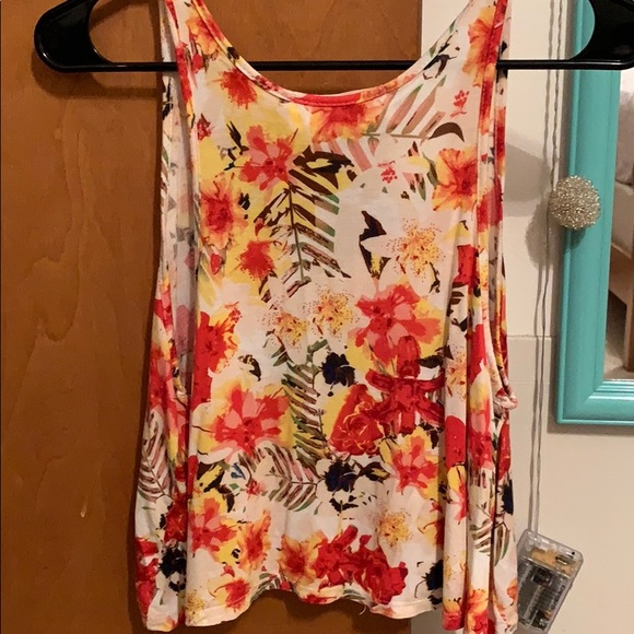 Floral tank - Picture 2 of 2